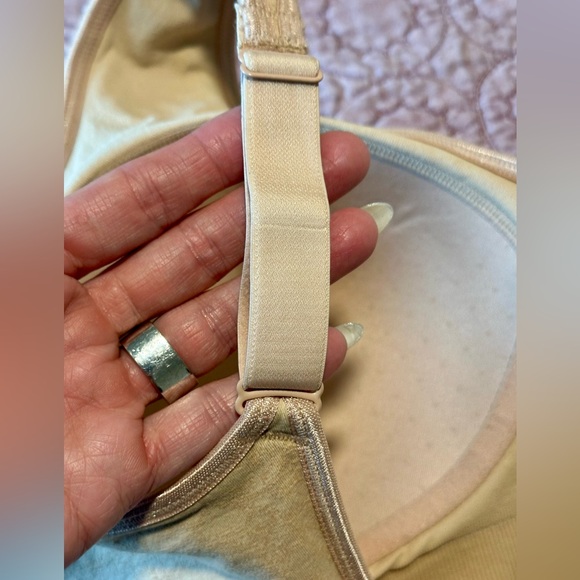 Breezies Seamless Floral Jacquard Wirefree T-Shirt Bra - Picture 10 of 14